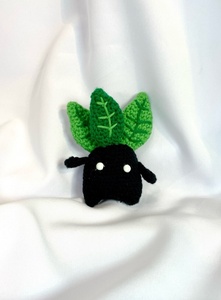Вязаный брелочек Мандрагора (Черная с зелеными листками)